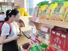 上林扶貧農(nóng)副產(chǎn)品展銷中心正式啟用，助力優(yōu)質(zhì)食品銷售與鄉(xiāng)村振興